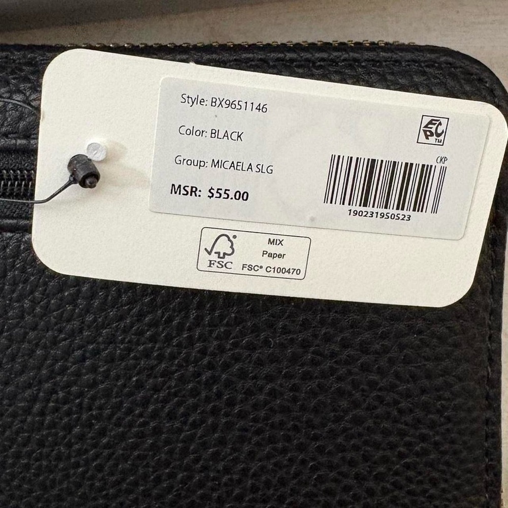Black pebbled leather NEW IN BOX Guess wallet - Picture 2 of 5